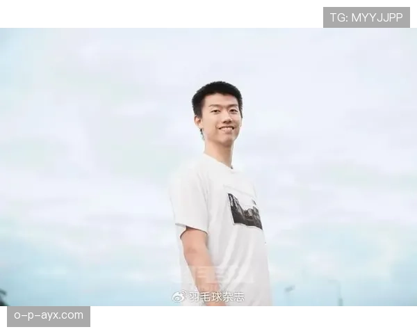 冯彦哲私下的一杯咖啡都像在晒奢侈品，刷到这图我真怀疑人生