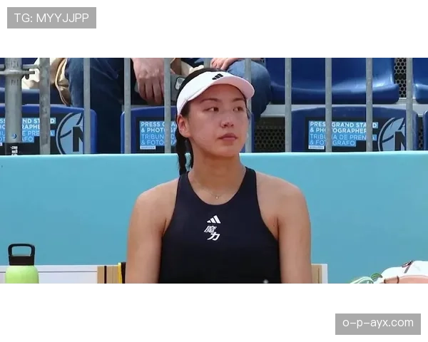 王欣瑜比赛完直接蹲路边啃汉堡，这自律人设是不是有点绷不住了？